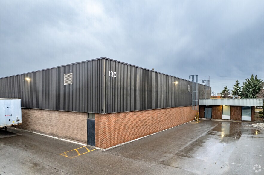 130 Claireville Dr, Toronto, ON à louer - Photo du bâtiment - Image 1 de 5
