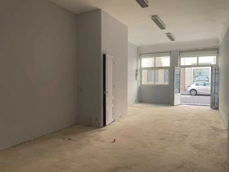 Flex in Villeurbanne for lease - Interior Photo - Image 2 of 6