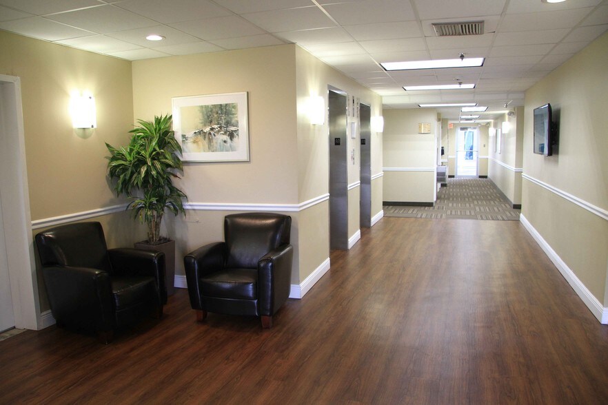 2051 45th St, West Palm Beach, FL à louer - Photo intérieure - Image 2 de 9