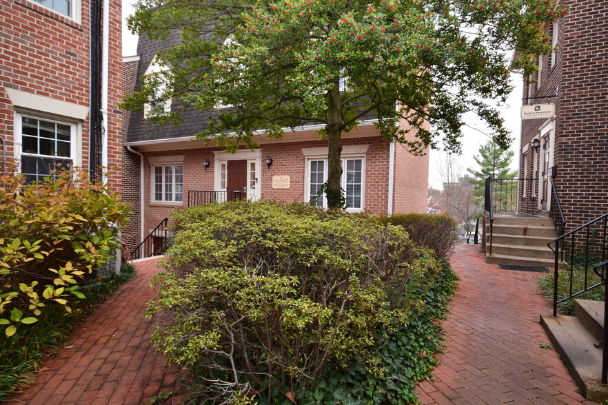 103 Rowell Ct, Falls Church, VA for lease - Building Photo - Image 1 of 8