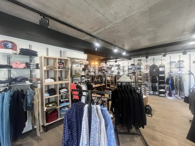 Retail in Charbonnières-les-Bains for lease - Interior Photo - Image 2 of 7