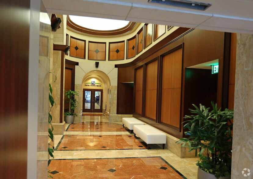 201 E Kennedy Blvd, Tampa, FL à louer - Hall d’entrée - Image 2 de 50