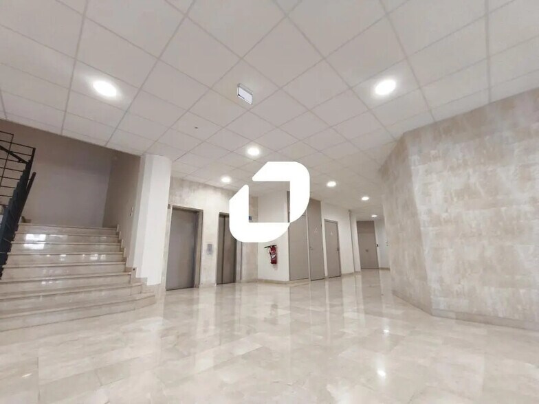 Office in Rosny-sous-Bois for lease - Lobby - Image 2 of 5