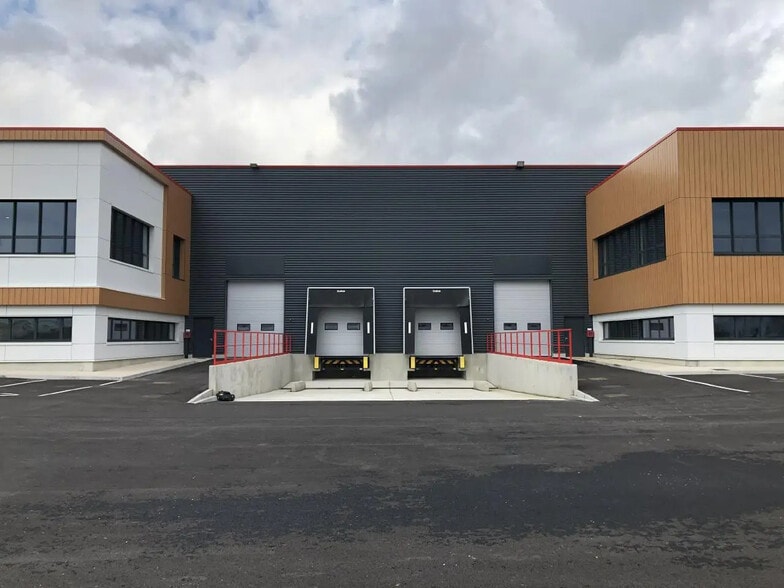 Flex in Roissy-en-France for lease - Building Photo - Image 1 of 6