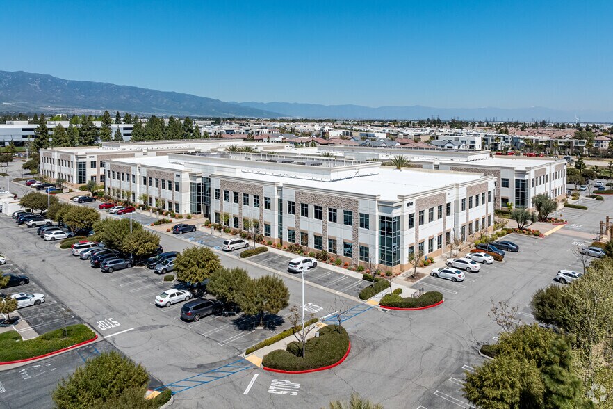 10740 4th St, Rancho Cucamonga, CA à vendre - Aérien - Image 2 de 13