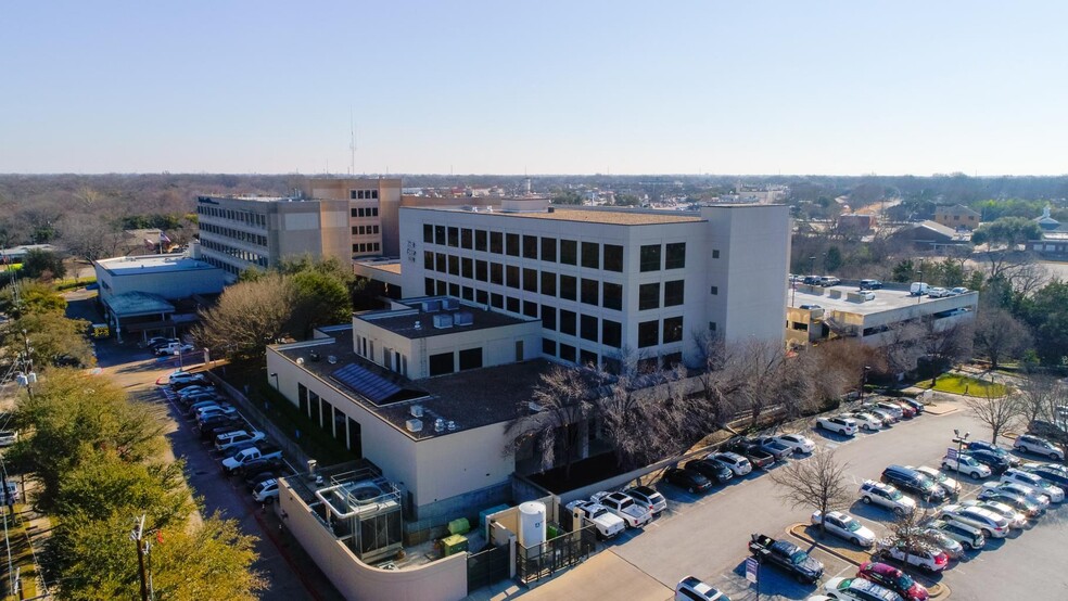 9330 Poppy Dr, Dallas, TX à louer - Photo du bâtiment - Image 3 de 29