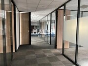 Bureau moderne avec espaces de travail lumineux et élégants.