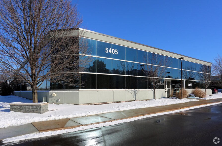 5405 Gateway Ctr, Flint, MI for lease - Primary Photo - Image 1 of 3