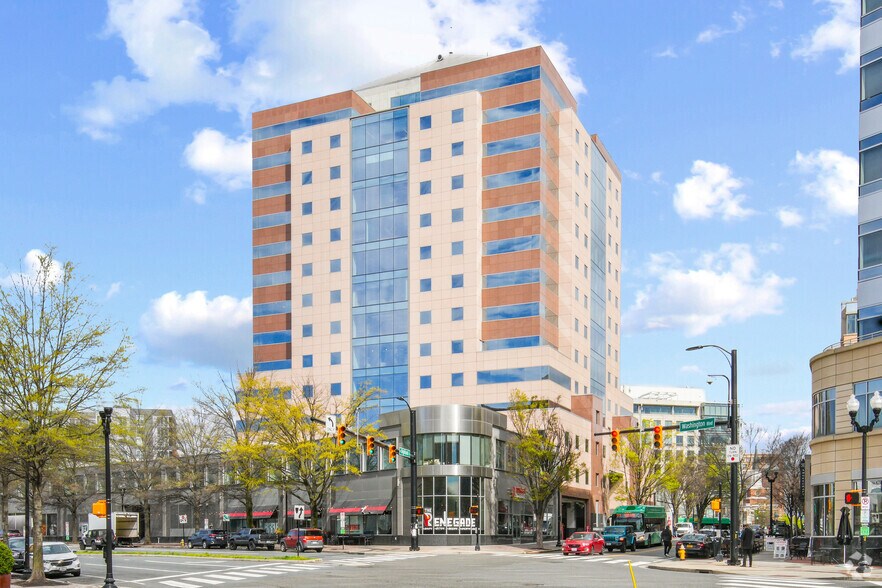 3100 Clarendon Blvd, Arlington, VA à louer - Photo du bâtiment - Image 1 de 13