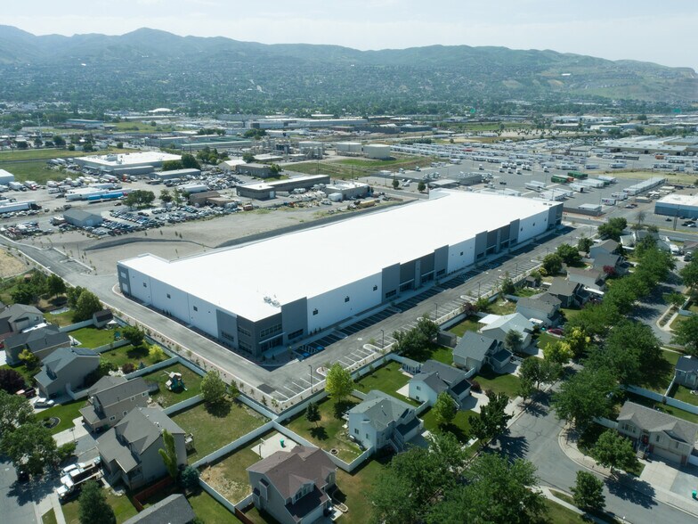 1376 W 2600 S, Woods Cross, UT à louer - Photo du bâtiment - Image 2 de 12