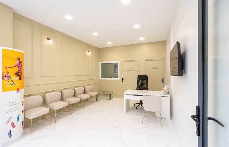Retail in Neuilly-Plaisance for lease Interior Photo- Image 1 of 5