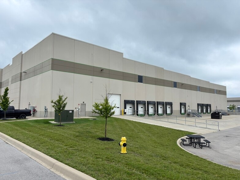 13620 NE Park Dr, Louisville, KY for lease - Building Photo - Image 2 of 13