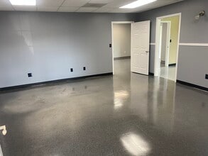 21093 State Route 12F, Watertown, NY à louer Photo intérieure- Image 2 de 8