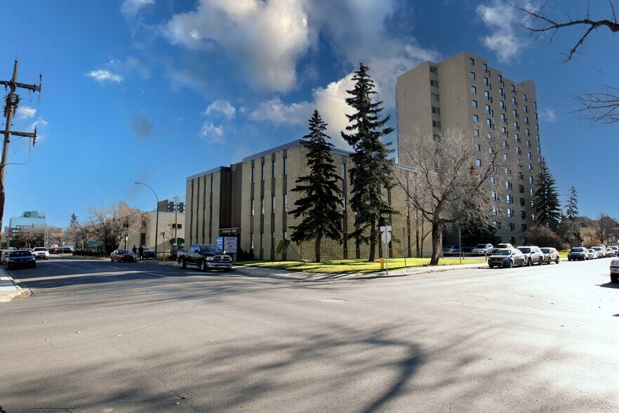 2445 13th Av, Regina, SK à louer - Photo du bâtiment - Image 2 de 3
