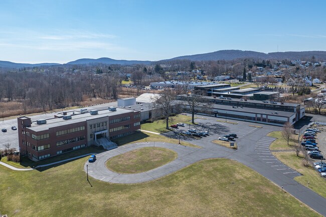 Plus de détails pour 44 Shelter Rock Rd, Danbury, CT - Plusieurs types d'espaces à louer