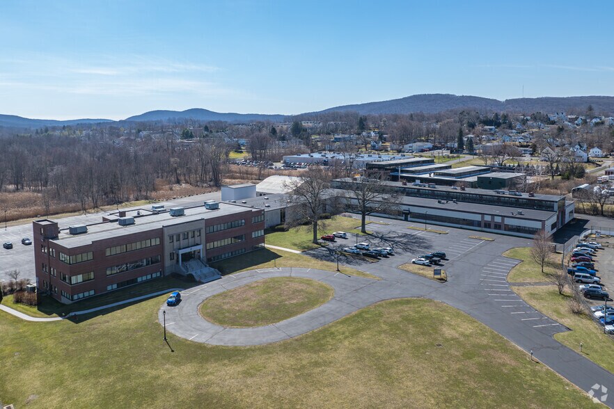 44 Shelter Rock Rd, Danbury, CT à louer - Photo principale - Image 1 de 11