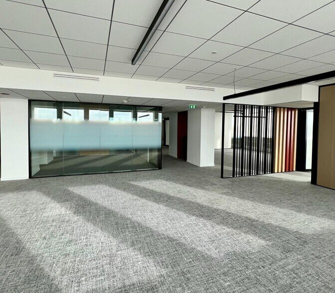 Office in Pantin for lease - Building Photo - Image 3 of 15