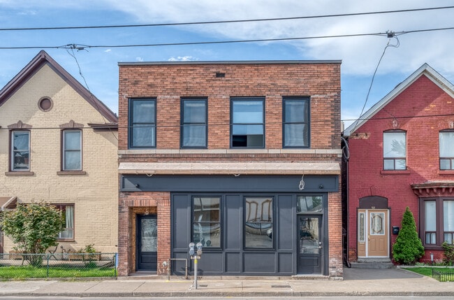 Plus de détails pour 52 Barton St E, Hamilton, ON - Commerce de détail à vendre