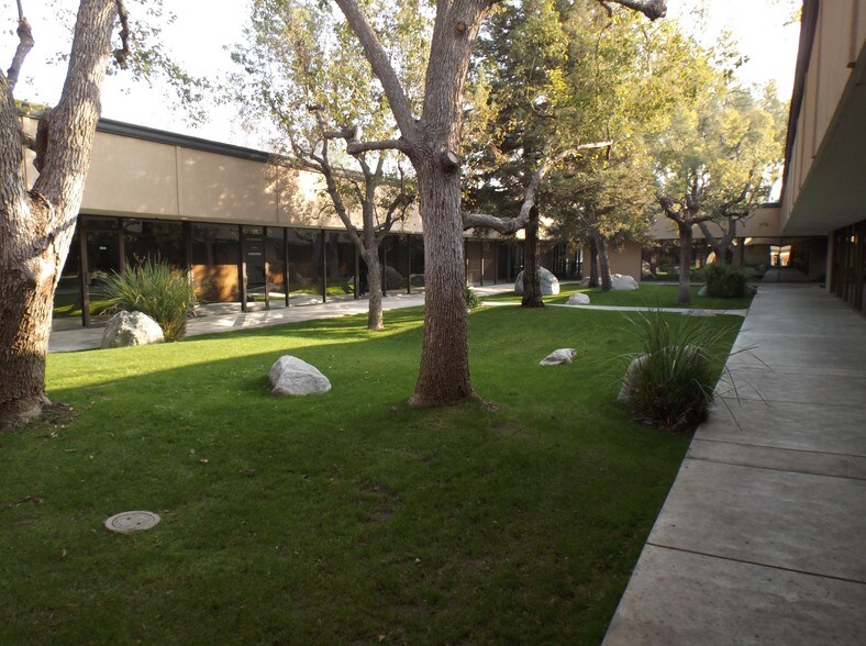 4800 Stockdale Hwy, Bakersfield, CA à louer - Photo du bâtiment - Image 2 de 2