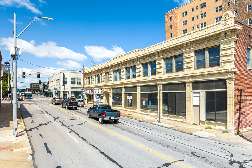 Hyde Park Building and Walnut Street portfolio of 2 properties for sale on LoopNet.ca - Building Photo - Image 2 of 26