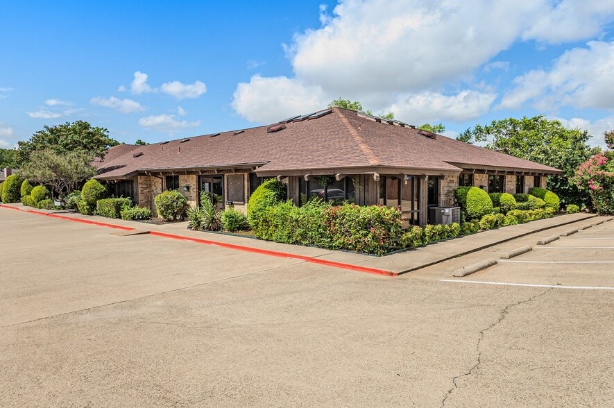1721 Cimarron Trl, Hurst, TX for lease - Building Photo - Image 2 of 18