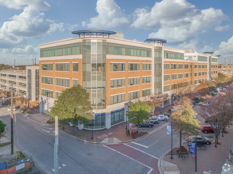 4111 Monarch Way, Norfolk, VA à louer - Photo du bâtiment - Image 1 de 12