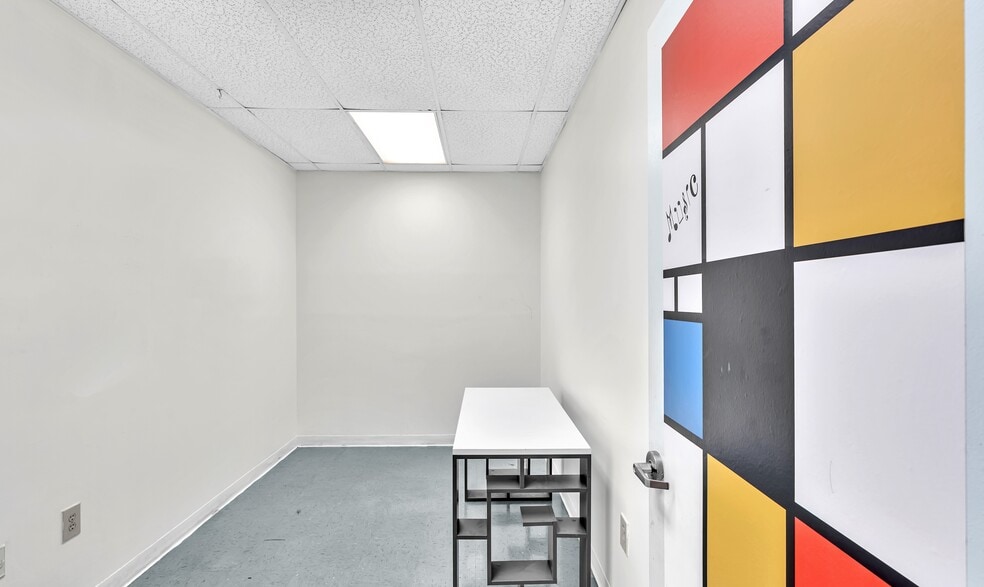 6067 Hollywood Blvd, Hollywood, FL for lease - Building Photo - Image 2 of 23