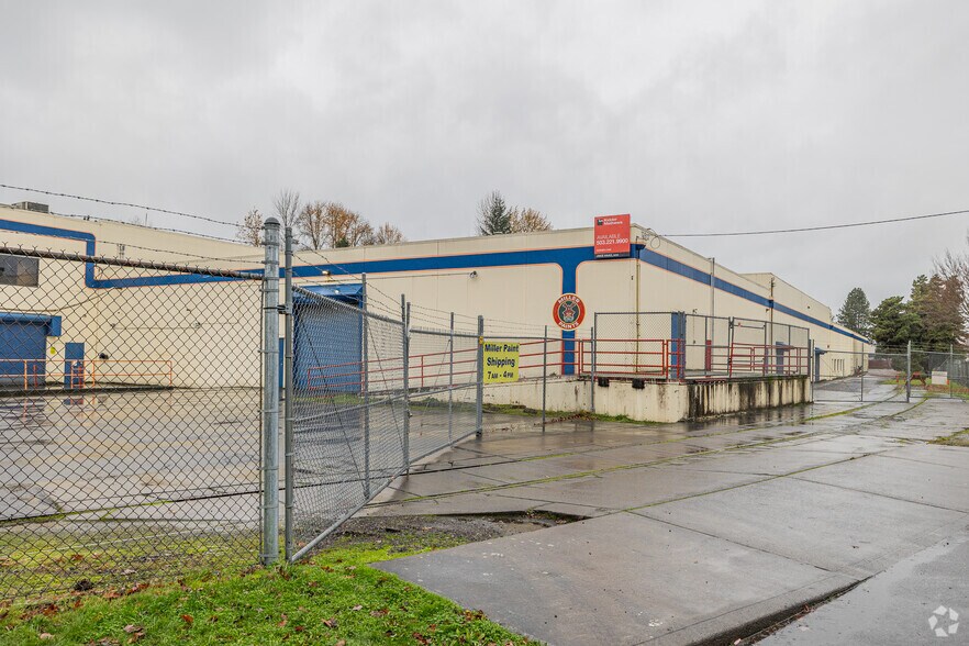 12812 NE Whitaker Way, Portland, OR à vendre - Photo du bâtiment - Image 3 de 16