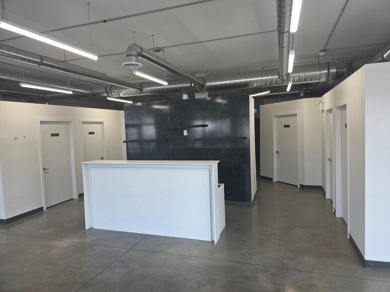 6501 Calgary Trl NW, Edmonton, AB for lease - Building Photo - Image 3 of 8