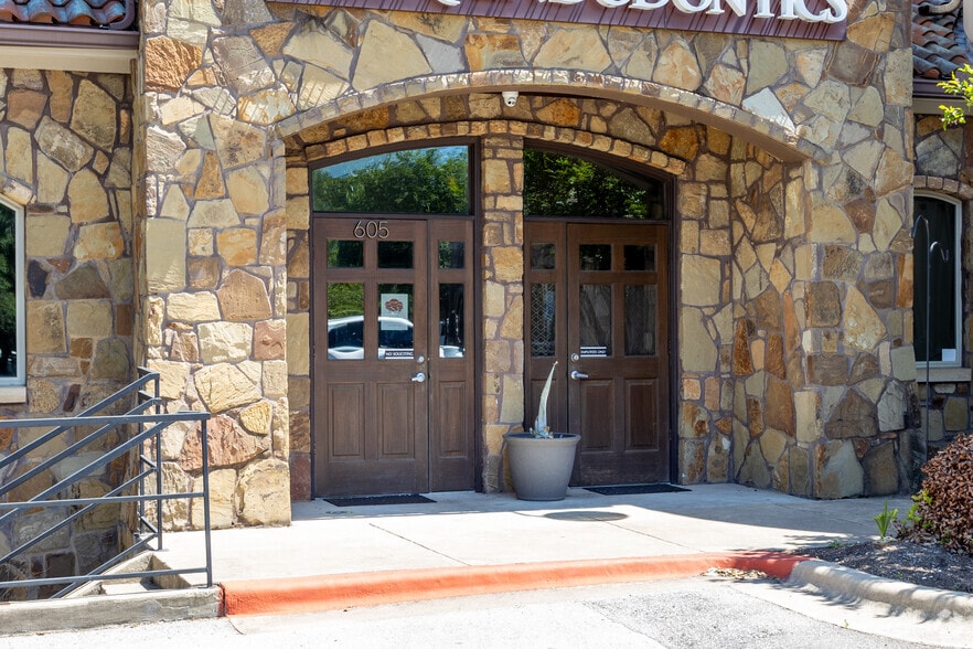 2500 W William Cannon Dr, Austin, TX for lease - Building Photo - Image 3 of 26