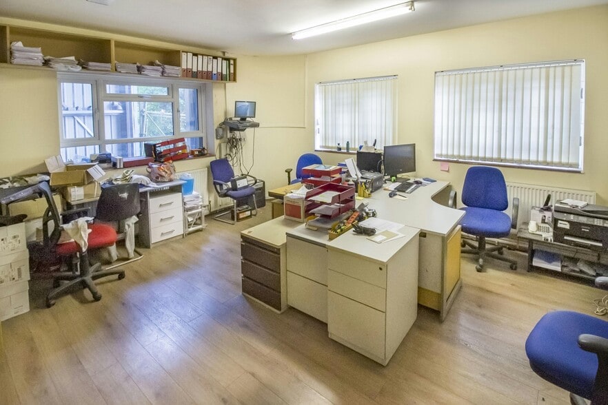 6 Eskdale Rd, Uxbridge for sale - Interior Photo - Image 3 of 4