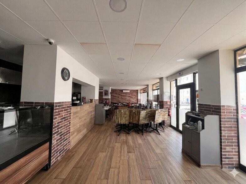 Retail in Toulon for lease - Interior Photo - Image 2 of 7