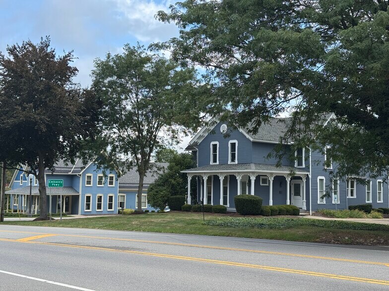 Blue Victorian portefeuille de 3 propriétés à vendre sur LoopNet.ca - Photo du bâtiment - Image 1 de 11