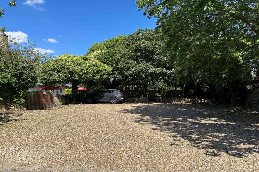 1 Brockley Rd, Elsworth for sale - Building Photo - Image 2 of 8