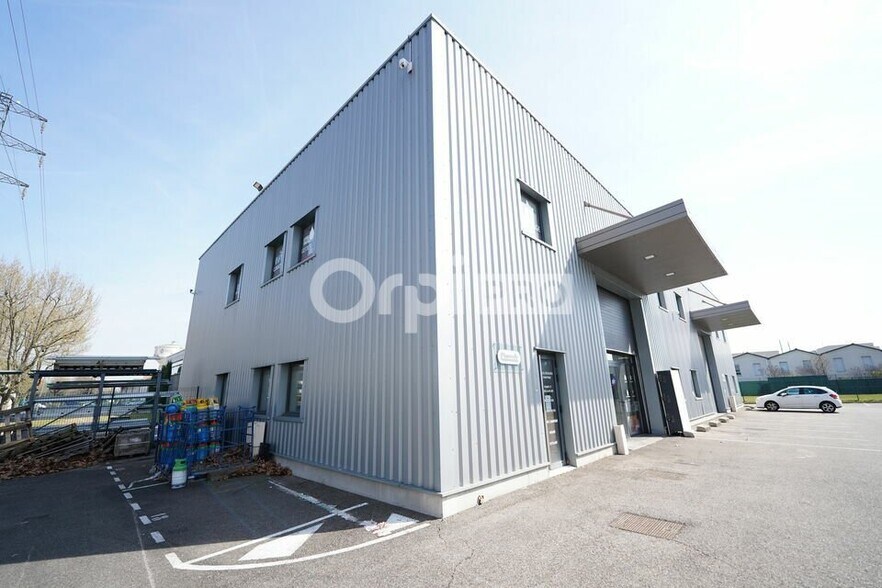 1 Avenue B Cité Berliet, Saint-Priest à louer - Photo du bâtiment - Image 2 de 12