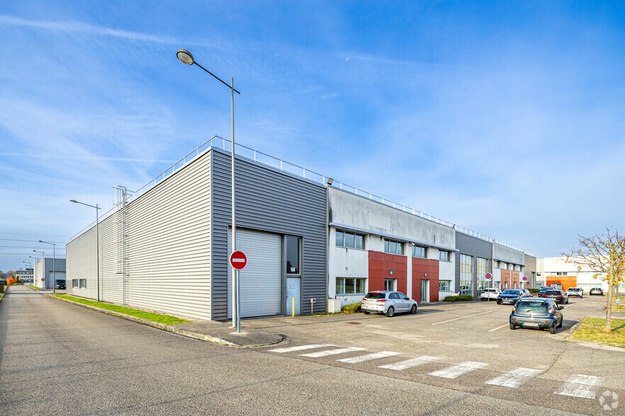 Flex dans Saint-Priest à louer - Photo du bâtiment - Image 2 de 2