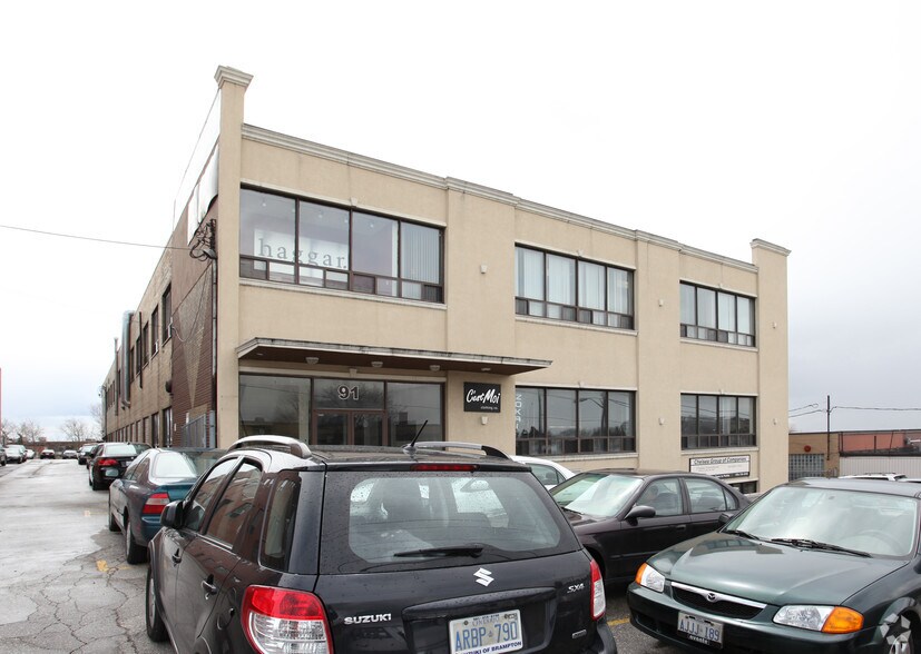 91 Tycos Dr, Toronto, ON à louer - Photo du bâtiment - Image 3 de 3