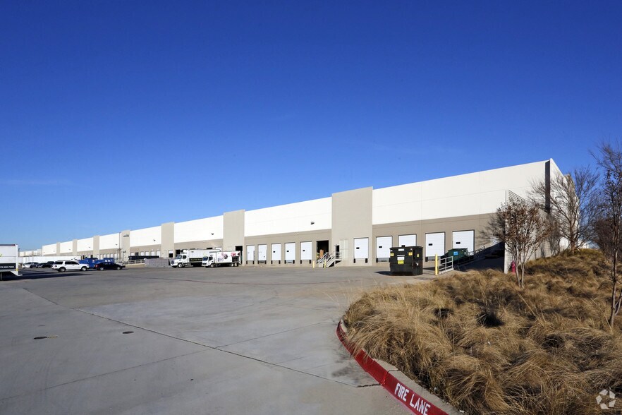 1200 Mustang Dr, Dallas, TX à louer - Photo du bâtiment - Image 2 de 5