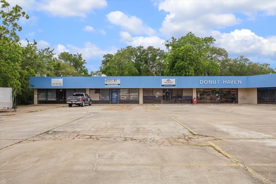 716 W Plantation Dr, Clute, TX for sale - Building Photo - Image 2 of 15