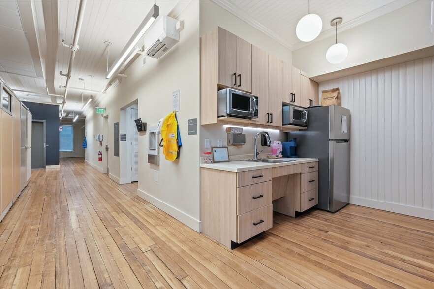 245 High St, Holyoke, MA for lease - Building Photo - Image 3 of 7