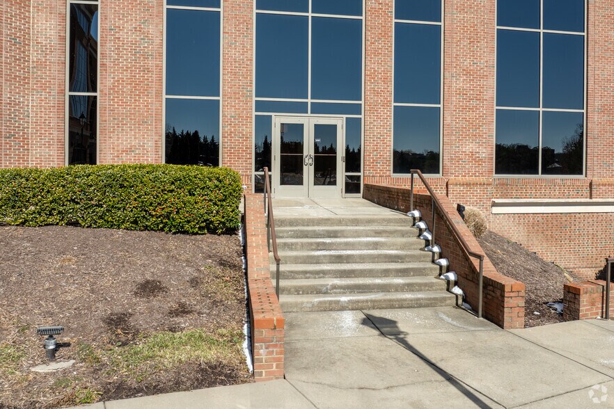 4991 Lake Brook Dr, Glen Allen, VA à louer - Photo du bâtiment - Image 3 de 4