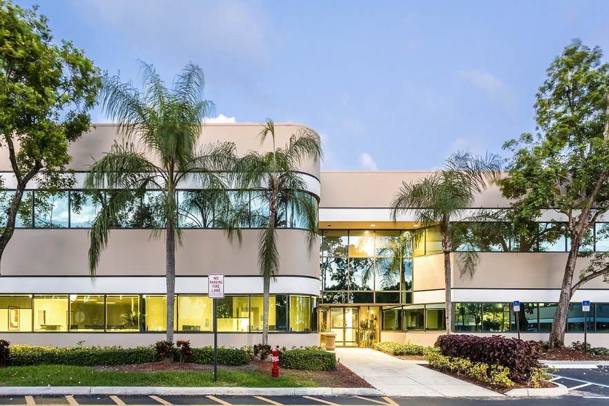 400 Sawgrass Corporate Pky, Sunrise, FL for lease - Building Photo - Image 2 of 18