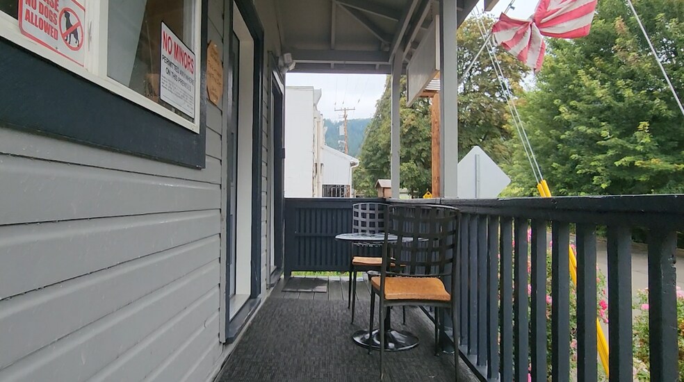 10786 Highway 126, Mapleton, OR à vendre - Photo du bâtiment - Image 3 de 24