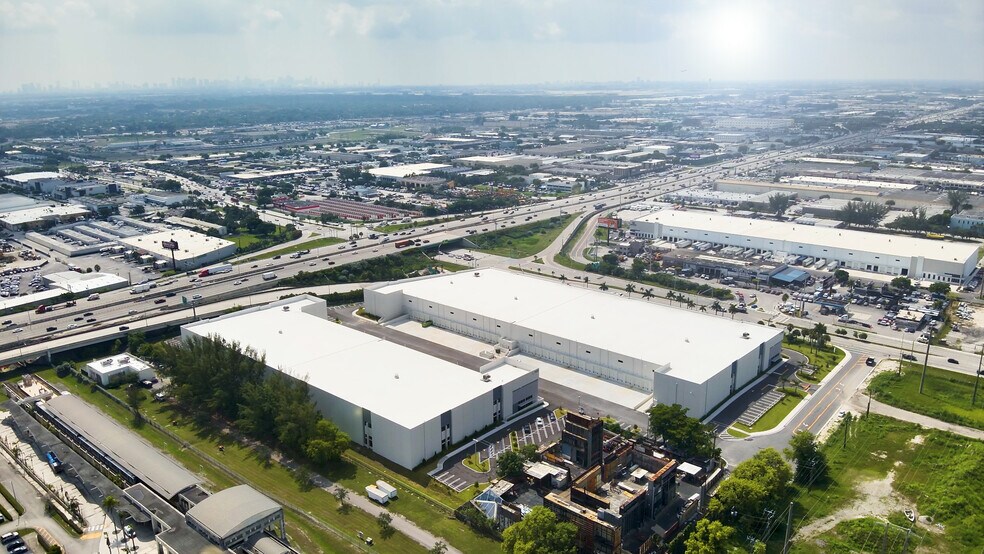 7400 NW 79th Ave, Medley, FL à louer - Photo du bâtiment - Image 3 de 12