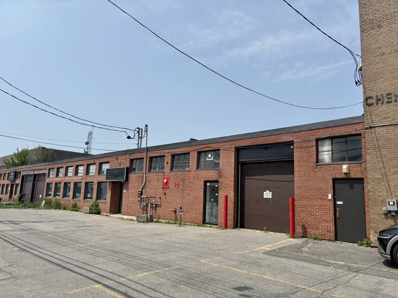 5579-5581 Rue Paré, Mt Royal, QC à louer - Photo du bâtiment - Image 2 de 6