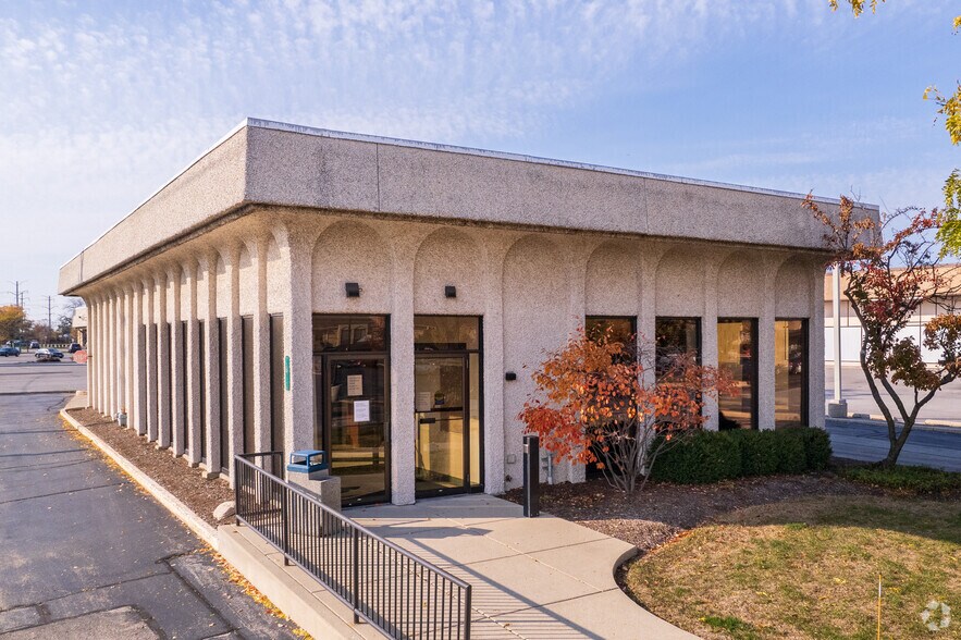 2610 W Golf Rd, Glenview, IL à vendre - Photo du bâtiment - Image 2 de 8