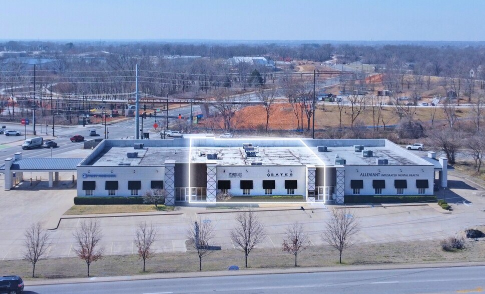 706 S Walton Blvd, Bentonville, AR à louer - Photo du bâtiment - Image 2 de 7