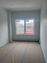 168-31 Hillside Ave, Jamaica, NY à louer Photo intérieure- Image 1 de 3