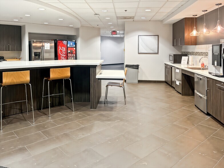 5605 N MacArthur Blvd, Irving, TX à louer - Photo intérieure - Image 2 de 14