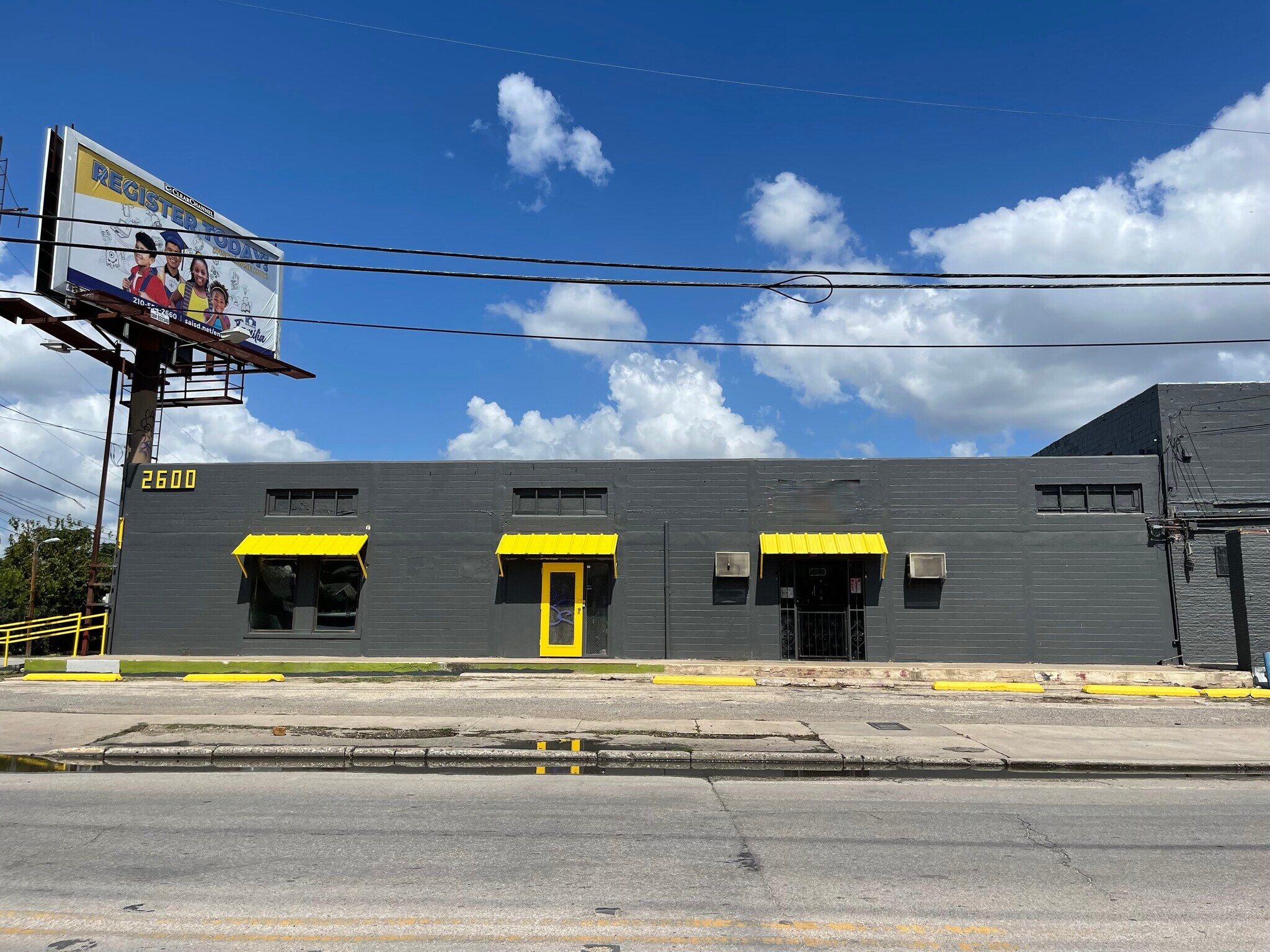 2600 S Flores St, San Antonio, TX à louer Photo du bâtiment- Image 1 de 2